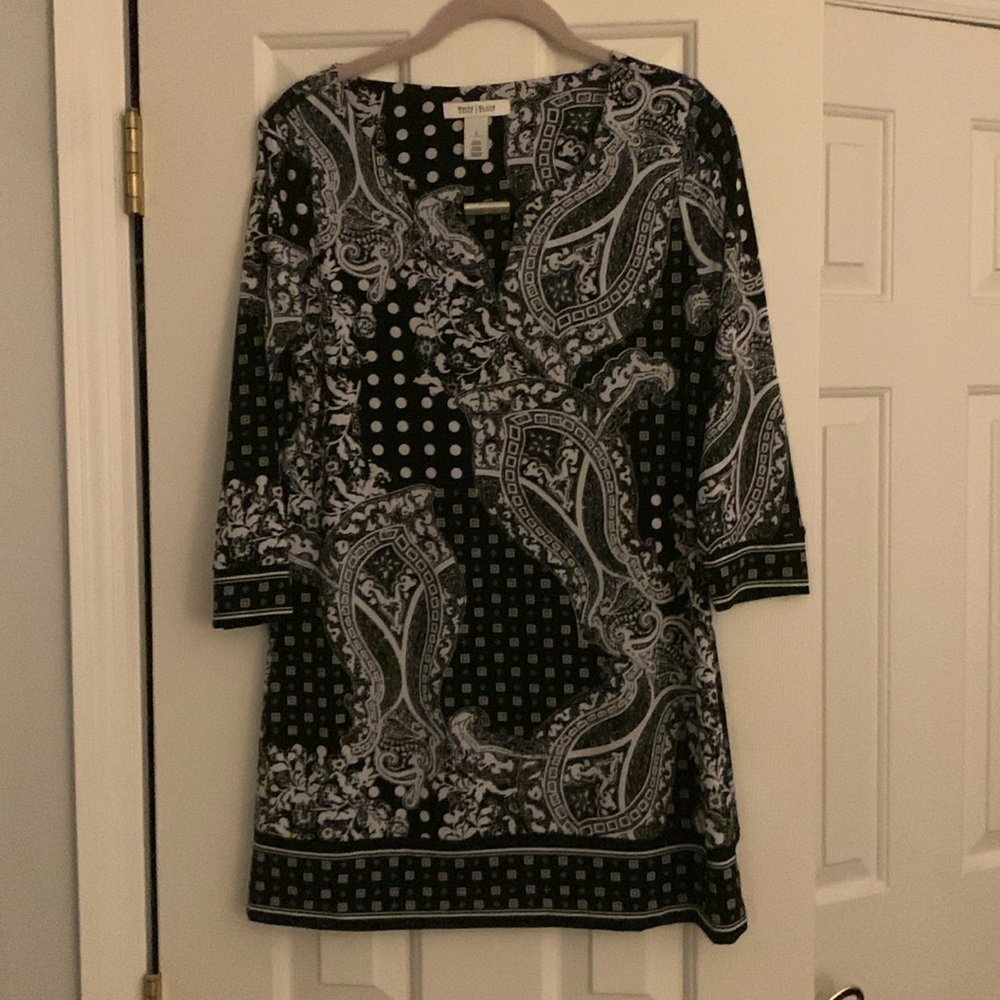 White House Black Market 3/4 sleeve black and white tunic top